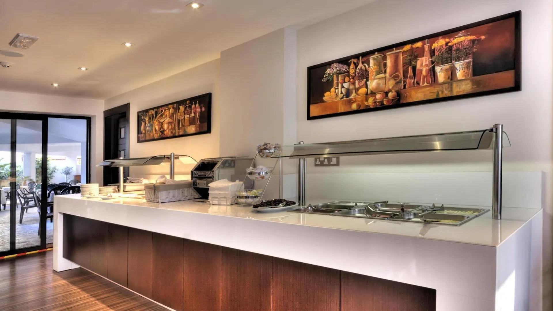 Livadhiotis City Hotel Larnaca 2*,